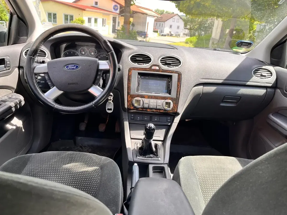Usado Ford Focus 116 CV (85 kW) 2005 Plateado Berlina