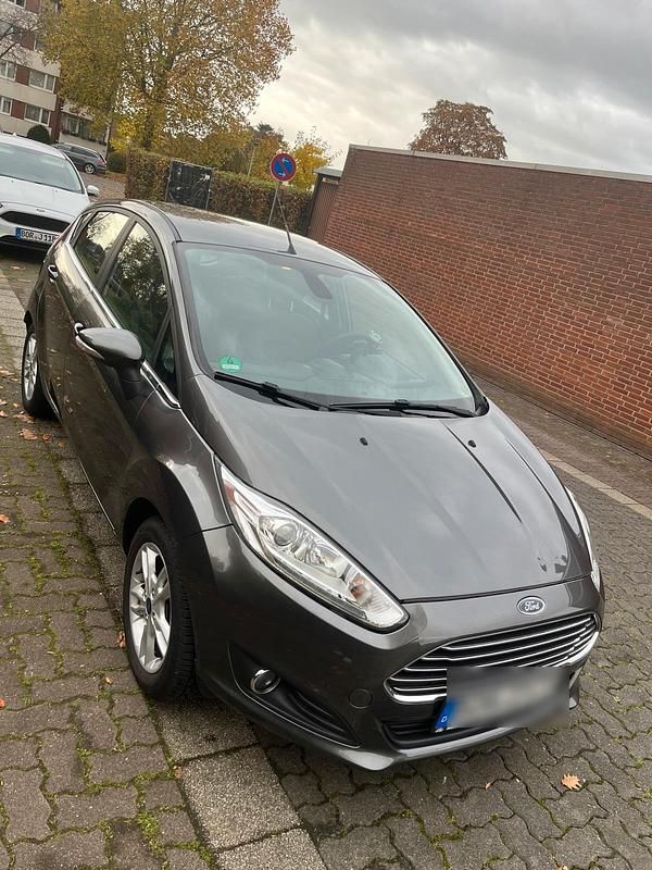 Grau Gebraucht 2017 Ford Fiesta Titanium Kleinwagen | 5.500 € (Guter Preis) - Bild 1/4