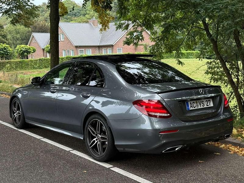 Grau Gebraucht 2018 Mercedes E220 Limousine | 24.599 € (Fairer Preis) - Bild 1/4
