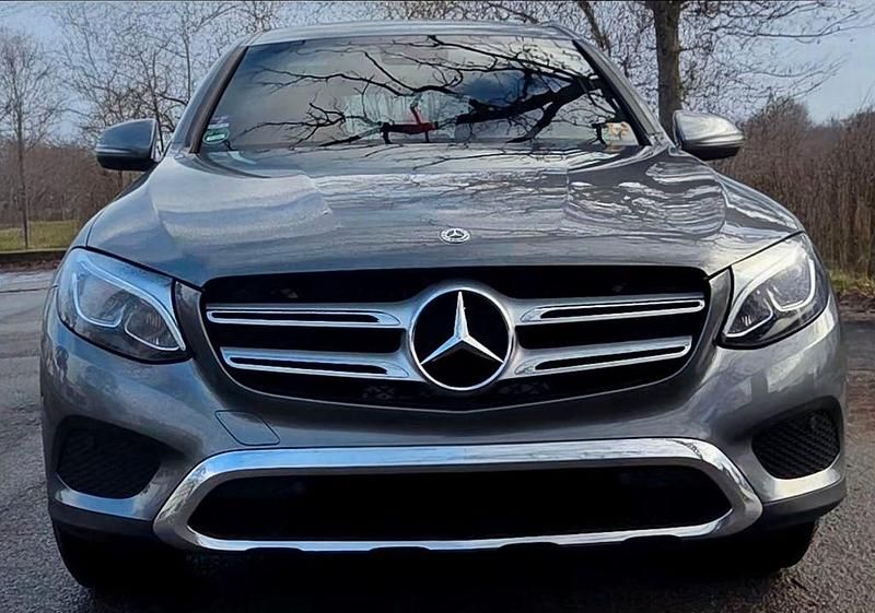 Grau Gebraucht 2017 Mercedes GLC250 SUV | 22.990 € (Etwas zu teuer) - Bild 1/4