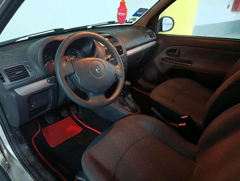 Używany Renault Clio II 75 KM (55 kW) 2009 Srebrny Hatchback
