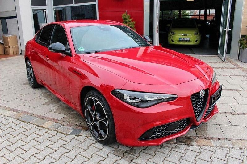 Rot Gebraucht 2023 Alfa Romeo Giulia Competizione Limousine | 36.900 € (Guter Preis) - Bild 1/4