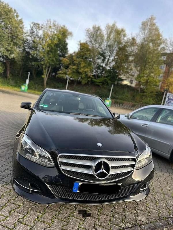 Schwarz Gebraucht 2013 Mercedes E200 Limousine | 13.500 € (Fairer Preis) - Bild 1/4