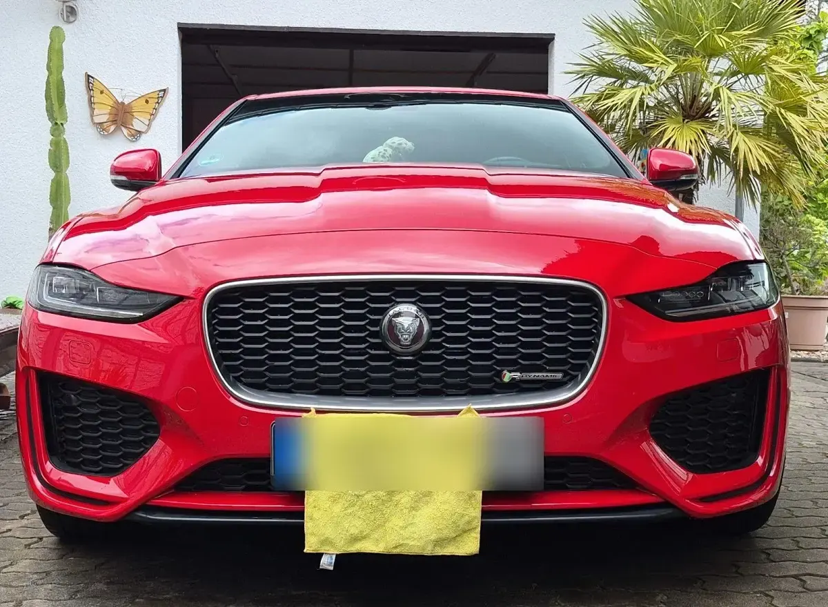 Gebraucht Jaguar XE R-Dynamic 179 PS (131 kW) 2019 Rot Limousine