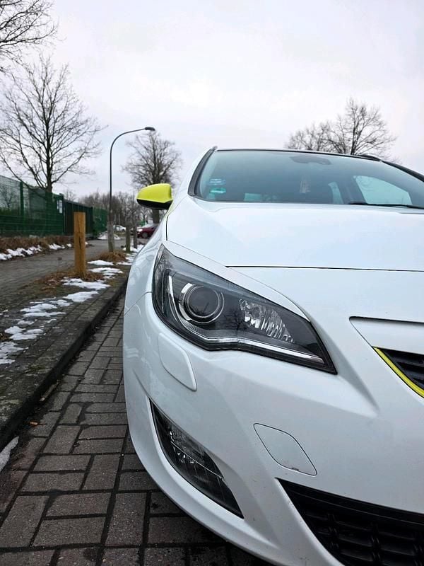 Gebraucht Opel Astra Design Edition 140 PS (102 kW) 2011 Weiß Kombi