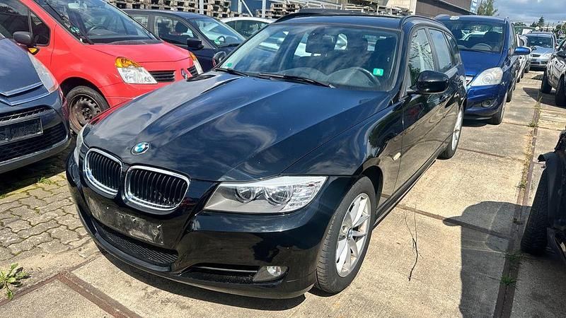 Schwarz Gebraucht 2012 BMW 318 Comfort Edition Kombi | 4.999 € (Superpreis) - Bild 1/4