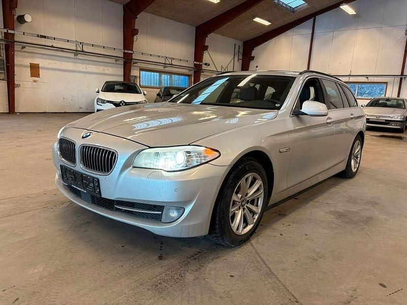 Silber Gebraucht 2012 BMW 520 Sport Line Kombi | 6.200 € - Bild 1/4