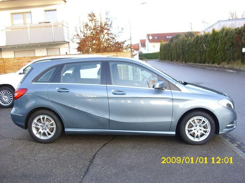 Gebraucht Mercedes B200 156 PS (114 kW) 2015 Blau Van / Kleinbus