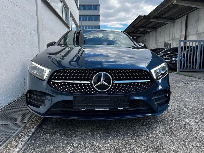 Blau Gebraucht 2020 Mercedes A200 AMG Limousine | 28.999 € (Fairer Preis) - Bild 1/4
