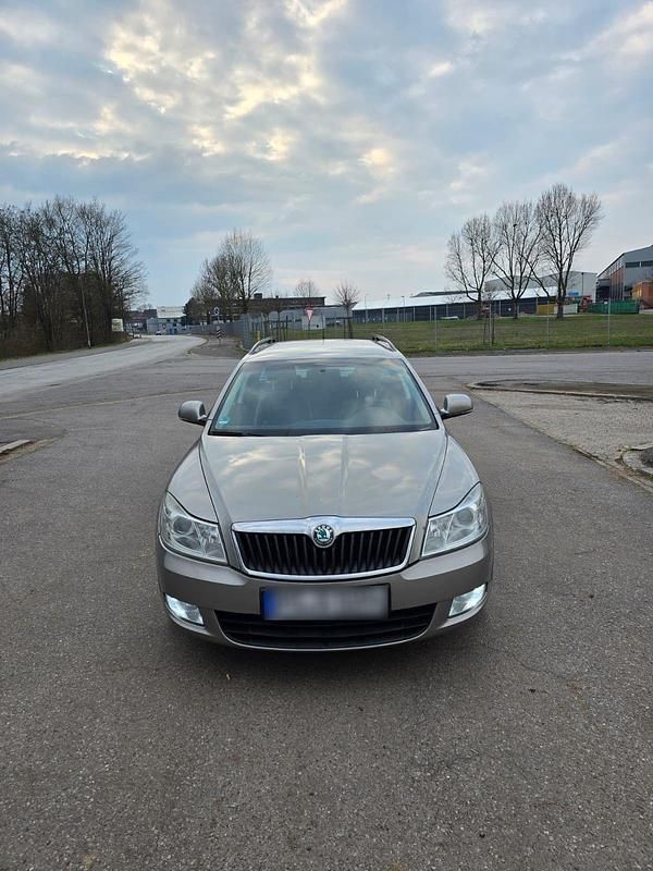 Gebraucht Skoda Octavia 105 PS (77 kW) 2012 Grau Kombi