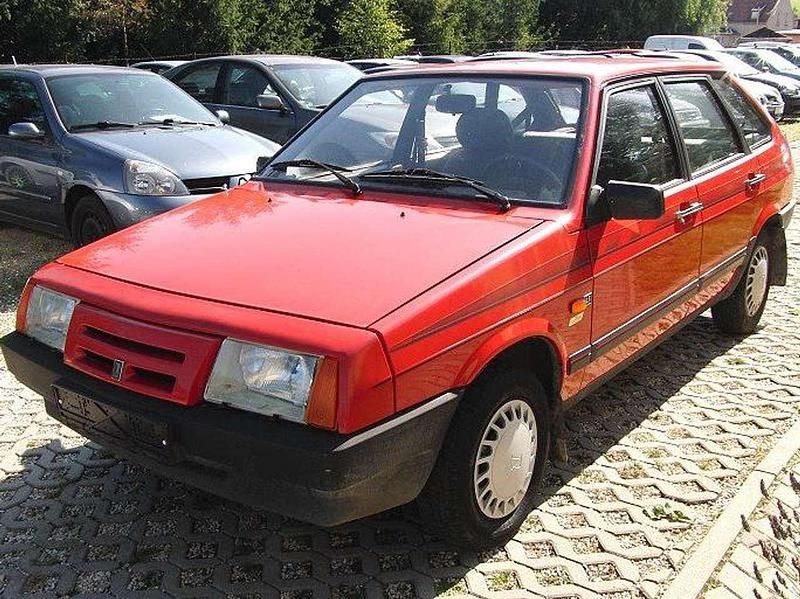Rot Gebraucht 1993 Lada Samara Kleinwagen | 4.900 € - Bild 1/4