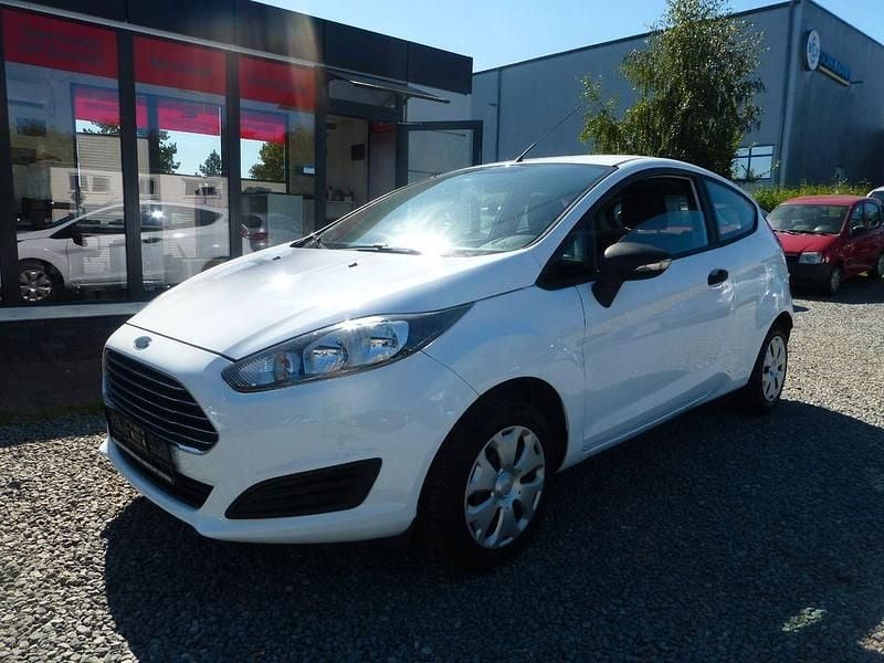 Weiß Gebraucht 2015 Ford Fiesta Ambiente Kleinwagen | 6.950 € (Fairer Preis) - Bild 1/4