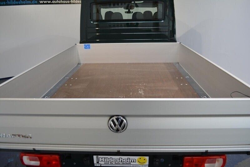 Gebraucht VW Crafter Trendline 177 PS (130 kW) 2024 Grün Van