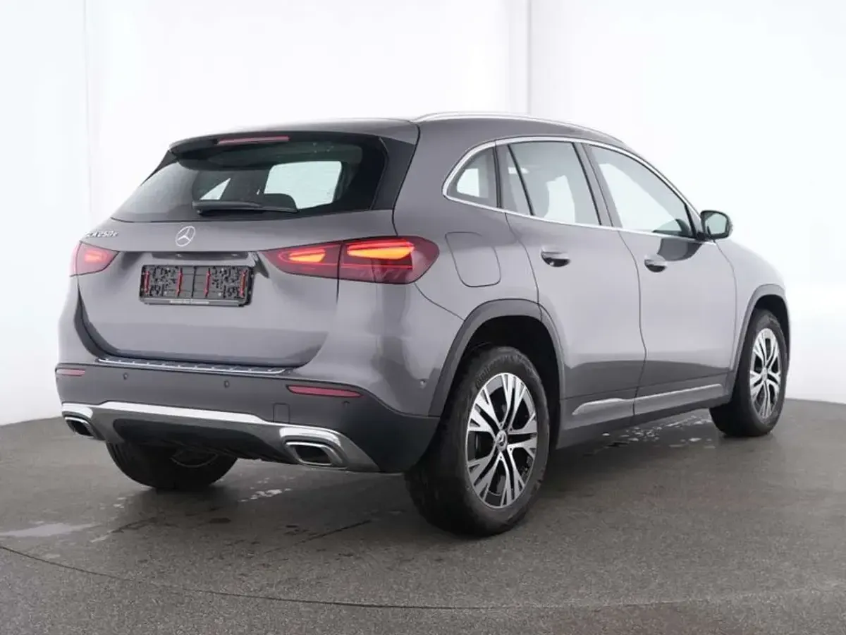 Gebraucht Mercedes GLA250 Advanced 218 PS (160 kW) 2025 Metalliclack mountaingrau SUV