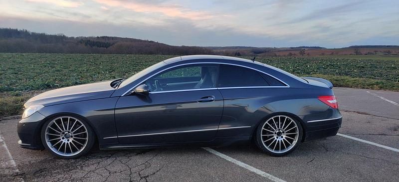 Grau Gebraucht 2009 Mercedes E500 Coupé | 19.999 € (Fairer Preis) - Bild 1/4