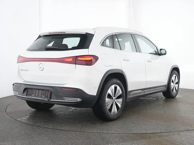 Używany Mercedes EQA250+ Progressive 139 kW (190 KM) 2025 Biały SUV
