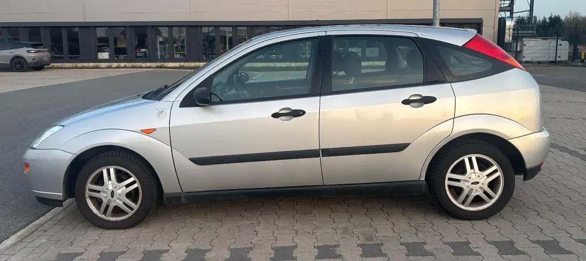 Gebraucht Ford Focus Ambiente 75 PS (55 kW) 2001 Silber Limousine