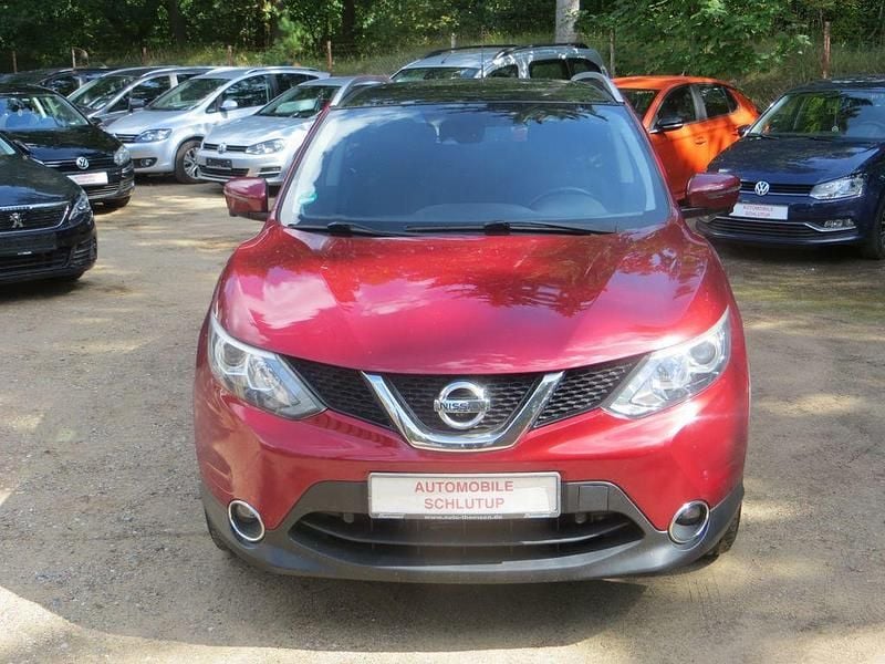 Rot Gebraucht 2015 Nissan Qashqai 360º SUV | 9.900 € (Guter Preis) - Bild 1/4