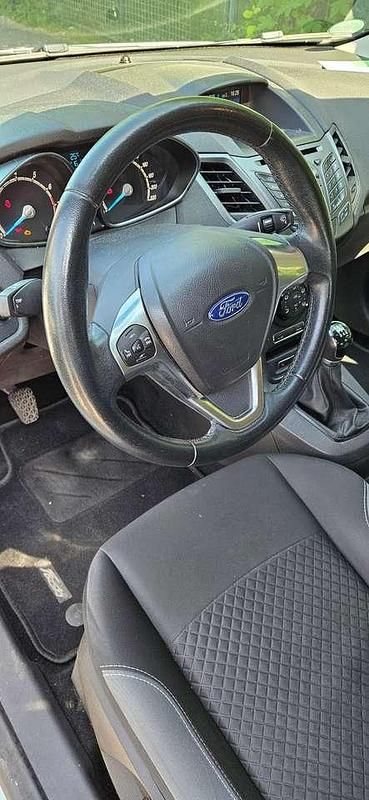 Weiß Gebraucht 2017 Ford Fiesta Celebration Kleinwagen | 8.950 € (Fairer Preis) - Bild 1/3