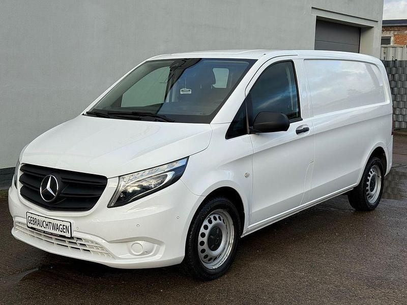 Weiß Gebraucht 2020 Mercedes Vito Van / Kleinbus | 24.980 € - Bild 1/4