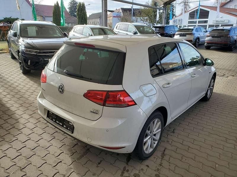 Gebraucht VW Golf VII LOUNGE 86 PS (63 kW) 2015 Oryxweiß perlmutteffekt (metallic) Kleinwagen