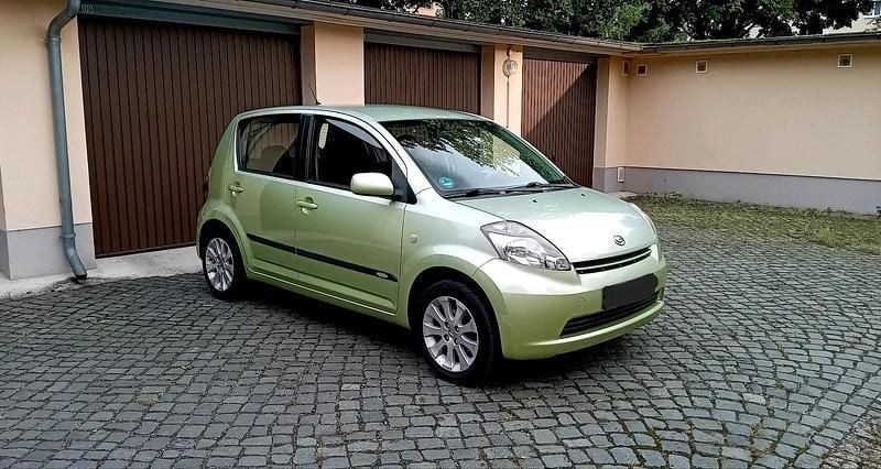 Grün Gebraucht 2005 Daihatsu Sirion Kleinwagen | 2.450 € (Fairer Preis) - Bild 1/4