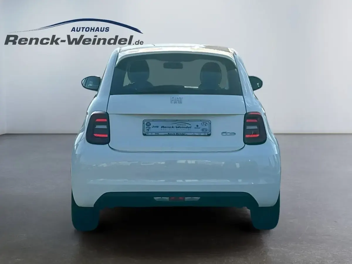 Gebraucht Fiat 500e Action 69 kW (95 PS) 2023 Weiß Kleinwagen