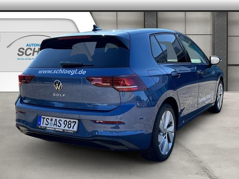 Gebraucht VW Golf VIII Life 116 PS (85 kW) 2024 Anemonenblau metallic Limousine