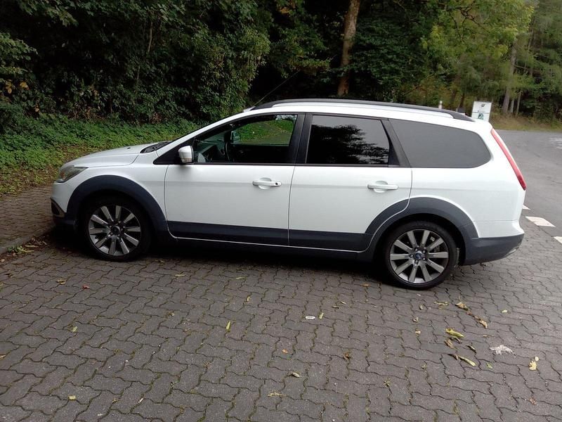 Weiß Gebraucht 2011 Ford Focus Style Kombi | 2.900 € (Etwas zu teuer) - Bild 1/4