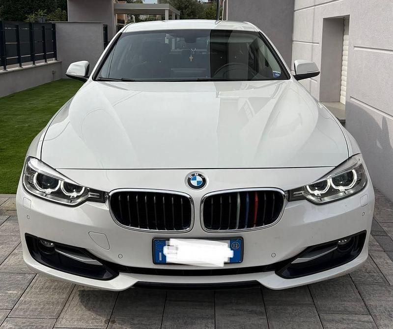 Weiß Gebraucht 2012 BMW 320 Sport Line Kombi | 14.500 € - Bild 1/4