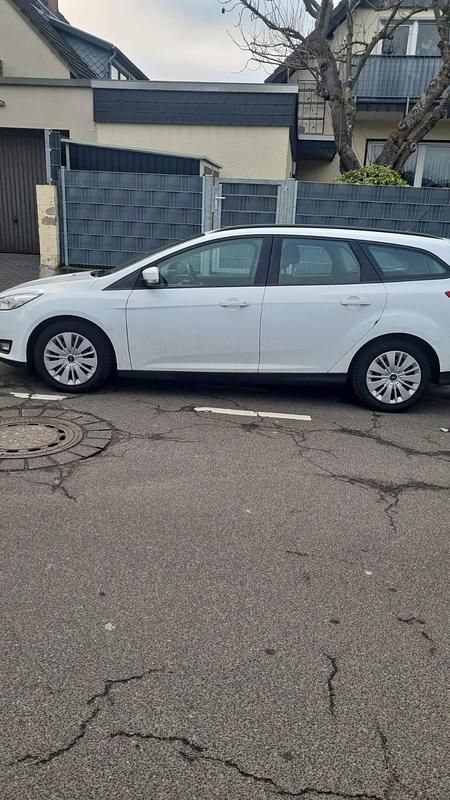 Gebraucht Ford Focus 120 PS (88 kW) 2018 Weiß Kombi