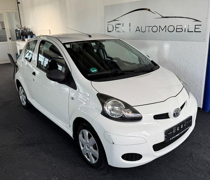 Gebraucht Toyota Aygo Basis 68 PS (50 kW) 2011 Weiß Kleinwagen