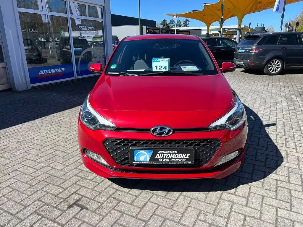 Gebraucht Hyundai i20 Passion 75 PS (55 kW) 2017 Rot Limousine
