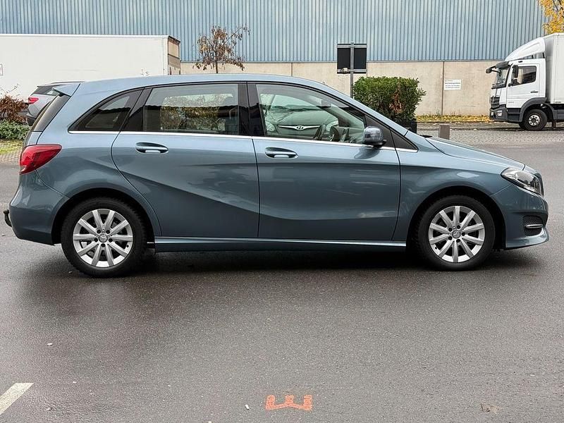 Gebraucht Mercedes 180 Style 109 PS (80 kW) 2015 Blau Limousine