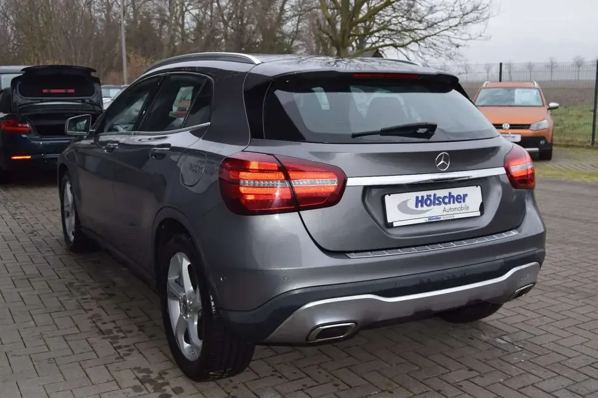 Gebraucht Mercedes GLA180 122 PS (89 kW) 2017 Mountaingrau SUV