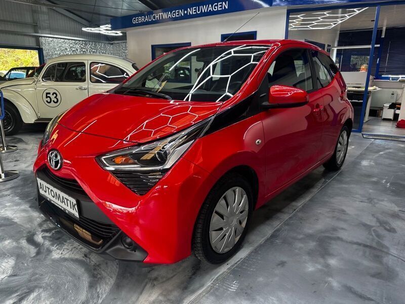 Rot Gebraucht 2020 Toyota Aygo X-play Kleinwagen | 10.990 € (Fairer Preis) - Bild 1/4