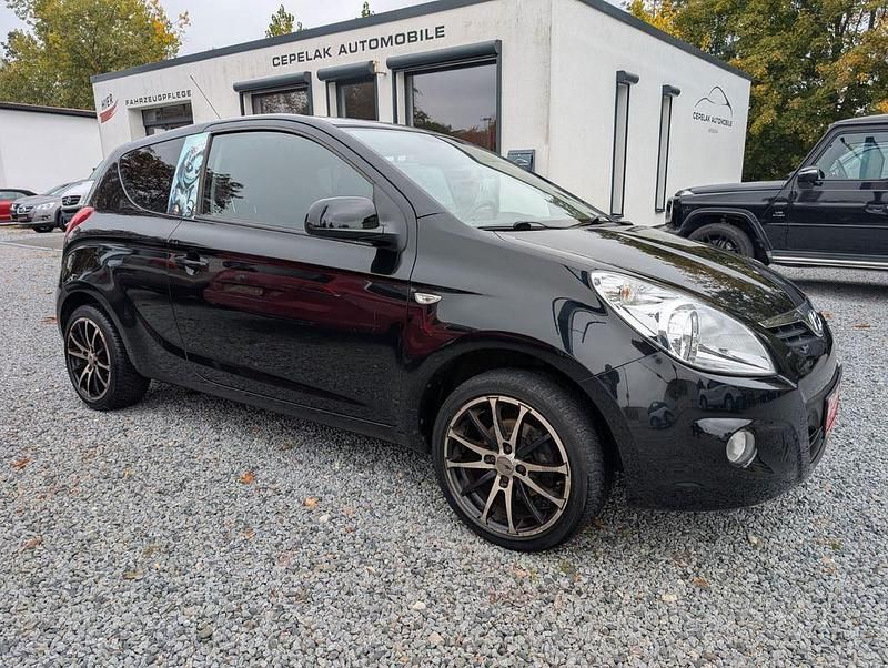 Schwarz Gebraucht 2011 Hyundai i20 Style Kleinwagen | 6.990 € - Bild 1/4