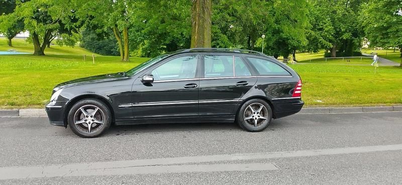 Schwarz Gebraucht 2006 Mercedes C220 Avantgarde Kombi | 5.900 € - Bild 1/4