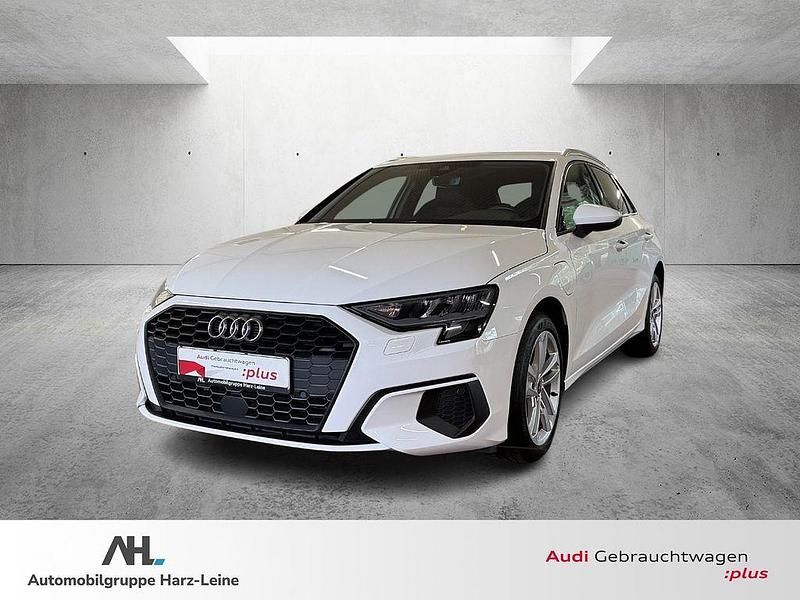Weiß Gebraucht 2023 Audi A3 Sportback e-tron Sport Kleinwagen | 26.025 € (Fairer Preis) - Bild 1/4