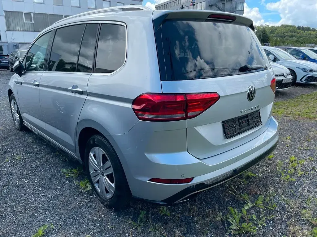 Gebraucht VW Touran R-line 150 PS (110 kW) 2022 Silber Van / Kleinbus