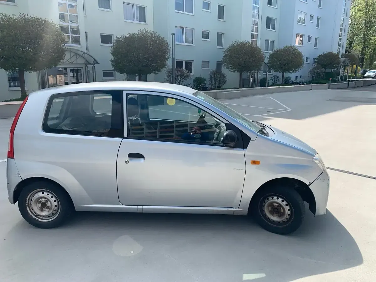 Gebraucht Daihatsu Cuore 58 PS (42 kW) 2005 Silber Kleinwagen