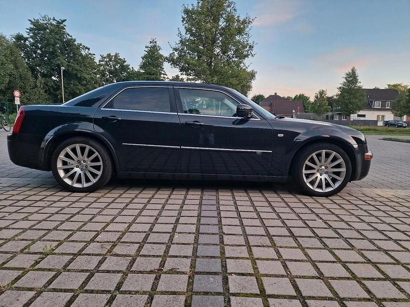 Grau Gebraucht 2009 Chrysler 300C Limousine | 8.900 € - Bild 1/4