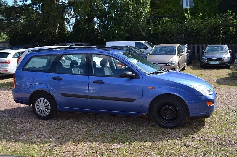 Gebraucht Ford Focus Ambiente 116 PS (85 kW) 1999 Blau Kombi
