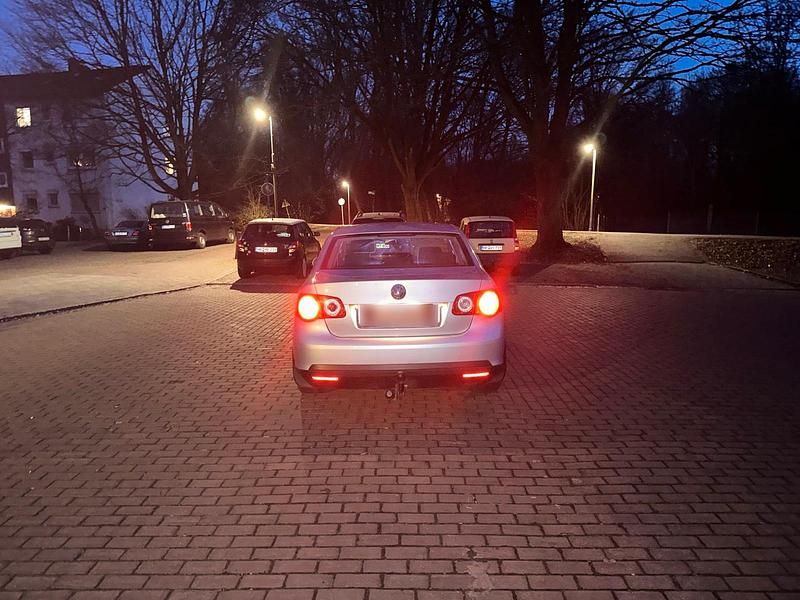 Gebraucht VW Jetta 102 PS (75 kW) 2005 Silber Limousine