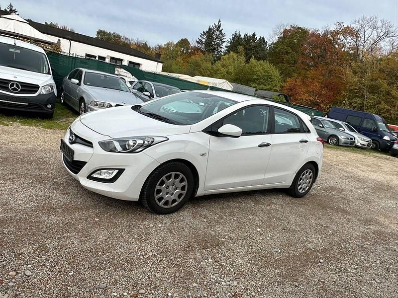 Weiß Gebraucht 2012 Hyundai i30 Classic Limousine | 3.299 € (Fairer Preis) - Bild 1/4