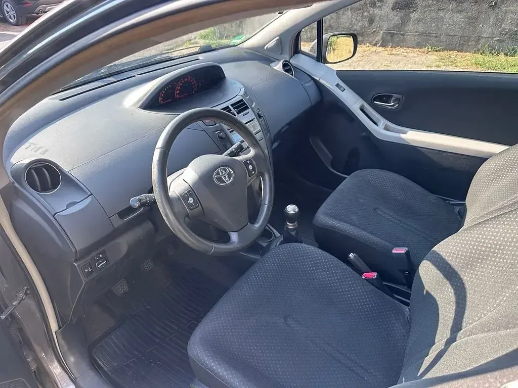 Gebraucht Toyota Yaris 69 PS (50 kW) 2011 Schwarz Kleinwagen