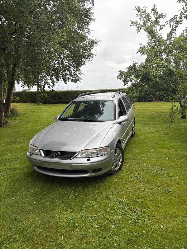 Silber Gebraucht 2001 Opel Vectra Kombi | 2.000 € (Fairer Preis) - Bild 1/4