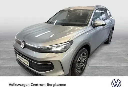 Gebraucht VW Tiguan Life 204 PS (150 kW) 2026 Silber SUV