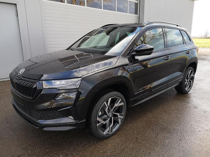 Black magic perleffekt Neu 2025 Skoda Karoq SportLine SUV | 44.790 € (Teuer) - Bild 1/4