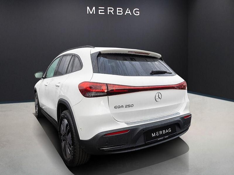 Gebraucht Mercedes EQA250 139 kW (190 PS) 2022 Unilack polarweiß SUV